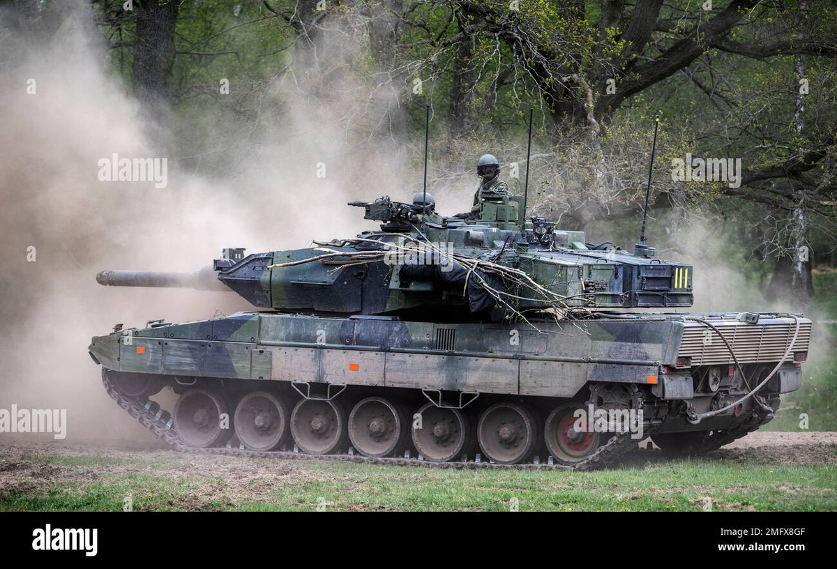 Về vũ khí phụ, có súng máy đồng trục với pháo chính và súng máy phòng không loại Ksp m / 94 (tên gọi của Thụy Điển cho MG3 của Đức) và ống phóng lựu khói GALIX do Pháp sản xuất, được trang bị trên xe.