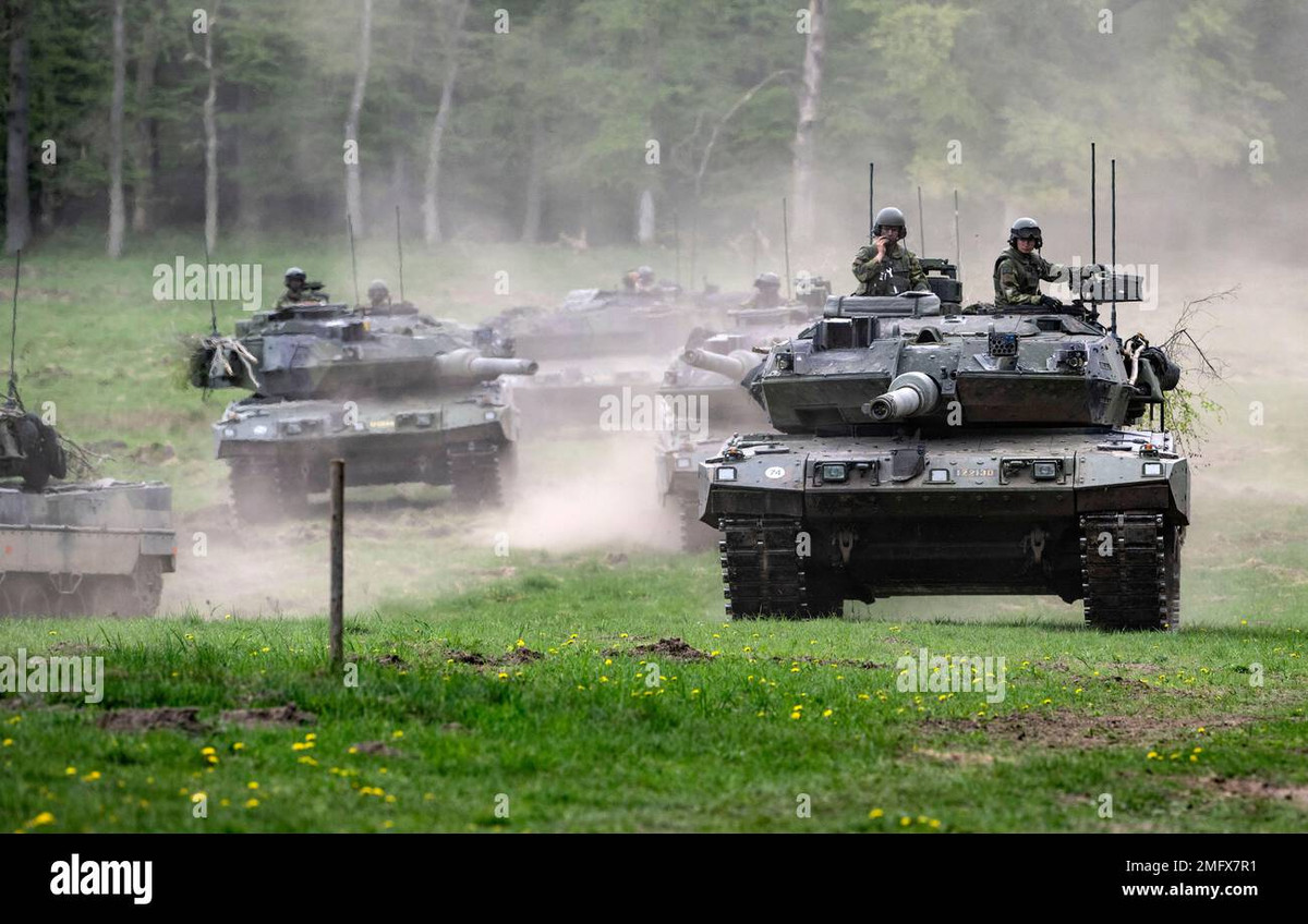 Ở phiên bản Strv 122 ban đầu, giáp bảo vệ của bán cầu trước của xe kết hợp với các thành phần vonfram, gốm và nhựa. Theo thông tin công khai cho thấy, mức độ bảo vệ của Strv 122 đã tăng lên so với Leopard 2A5 ban đầu, nhưng các đặc điểm chính xác không được nêu rõ.