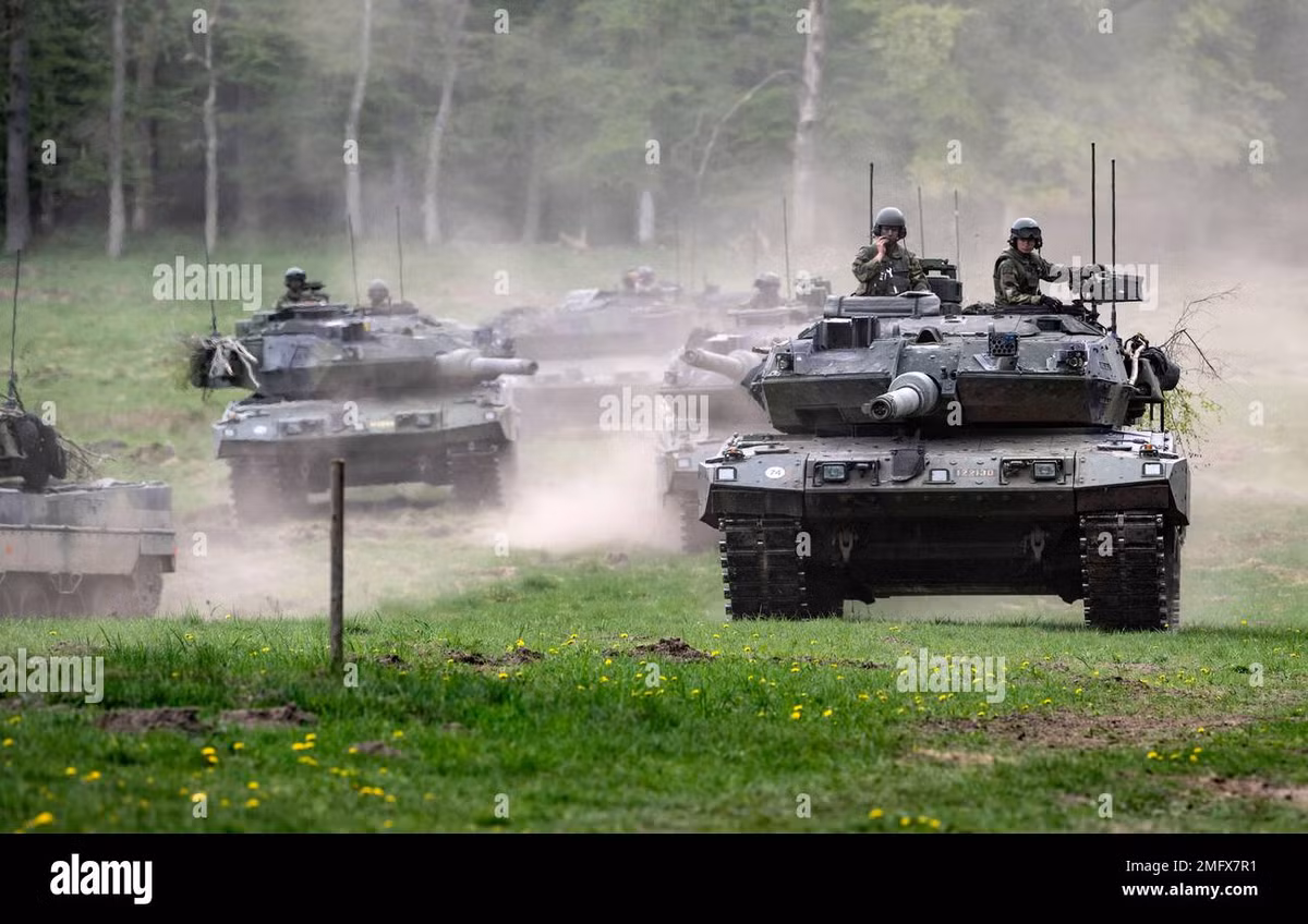 Ở phiên bản Strv 122 ban đầu, giáp bảo vệ của bán cầu trước của xe kết hợp với các thành phần vonfram, gốm và nhựa. Theo thông tin công khai cho thấy, mức độ bảo vệ của Strv 122 đã tăng lên so với Leopard 2A5 ban đầu, nhưng các đặc điểm chính xác không được nêu rõ.