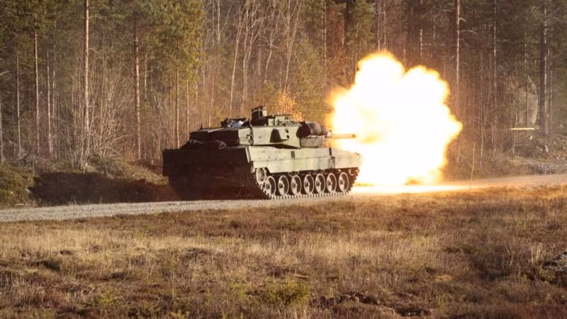 Phiên bản MBT Strv 122 của lục quân của Thụy Điển được phát triển trên nền tảng Leopard 2A5 mới nhất vào thời điểm đó. Những công nghệ hiện đại nhất đã được áp dung, để nâng cao các đặc tính chiến đấu cơ bản. Do đó, Strv 122 đã vượt qua tính năng của Leopard 2A5 và thậm chí có thể được so sánh với phiên bản tiếp theo là 2A6. 