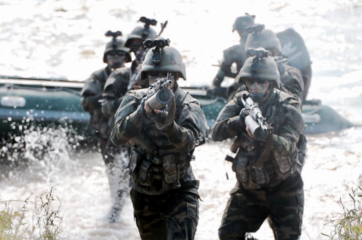 Một chỉ huy quân sự Nga đã nói đùa: Những người điều khiển UAV của chúng tôi cần cà phê để tỉnh táo, nhưng người lính Triều Tiên có thể sống bằng cách hát những bài hát truyền thống của quân đội Triều Tiên. (nguồn ảnh Kyiv Post, Ukrinform, Kyiv Independent, Al Jazeera).