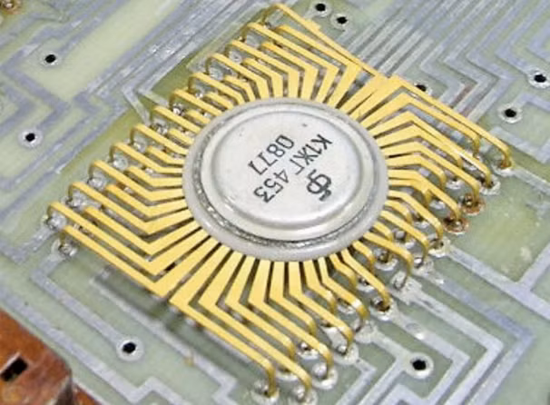 Hiện nay một số vũ khí, trang bị của Nga chỉ sử dụng được một số vi mạch cũ; một số là chip thương mại nhập khẩu, sau khi được các nhà máy quân sự của Nga chuyển hóa, sẽ trực tiếp đưa vào sử dụng trong các loại vũ khí.