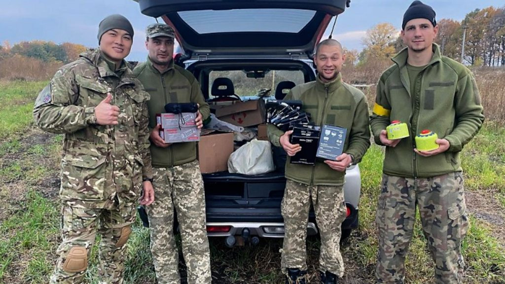 Kể từ khi xung đột Nga-Ukraine bùng nổ, UAV đã trở thành vũ khí quan trọng của quân đội Ukraine và đạt được những kết quả đáng kể. Ukraine đã huấn luyện hàng chục nghìn binh sĩ chuyên tác chiến bằng UAV để chống lại quân đội Nga. Đồng thời, Ukraine cũng đang sản xuất UAV trên quy mô lớn. 