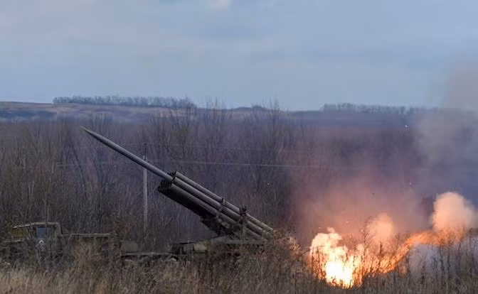 Nhìn chung, chiến thuật mà quân đội Nga áp dụng khi tấn công Avdeevka rất giống với những chiến thuật được sử dụng trước đây ở Bakhmut. Đầu tiên là mở rộng vòng vây và cắt đứt mọi liên lạc giữa quân đội Ukraine với hậu phương bên ngoài, trong đó có đường tiếp tế.
