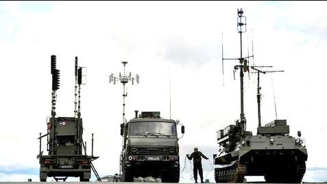 Theo thông tin, tên lửa của NATO đã chệch khỏi mục tiêu trên chiến trường do bị thiết bị tác chiến điện tử của Nga can thiệp. Hơn nữa, đạn tên lửa dẫn đường phóng từ bệ phóng tên lửa HIMARS cũng bị ảnh hưởng và lệch khỏi mục tiêu đã định. 