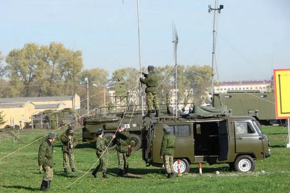 Tuy nhiên, UAV của quân đội Ukraine hiện đang phải đối mặt với các hệ thống tác chiến điện tử của quân đội Nga với phạm vi tấn công có thể lên tới 10 km, nó không chỉ khiến UAV của Ukraine mất liên lạc với các binh sĩ đang điều khiển, mà còn xác định chính xác vị trí của những người lính này và gửi thông tin về sở chỉ huy của Nga, để ra lệnh tấn công bằng bom hoặc pháo. 