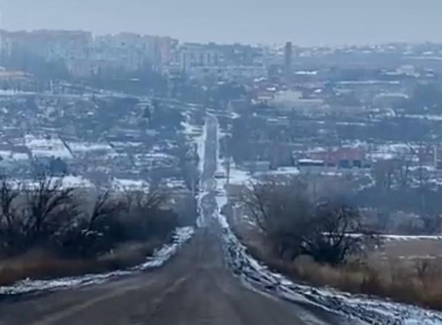 So với quân phòng thủ trong đô thị, Quân đội Ukraine trên thực tế đã triển khai nhiều quân hơn ở phía bắc và phía nam Bakhmut. Bởi vì sau khi các tuyến đường vào Bakhmut bị cắt đứt, quân Ukraine trong nội thị khó có thể sống sót một mình. Vì vậy, lực lượng phòng thủ của Quân đội Ukraine ở hai khu dân cư nói trên và vùng cao nguyên phía tây đường cao tốc là rất mạnh; thậm chí quân Nga có dồn lực, cũng không thể nhanh chóng đánh bại được. 