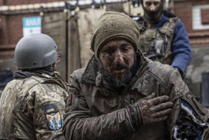 Vì vậy, mặc dù Quân đội Ukraine đã điều chỉnh chiến lược tổng thể, nhưng họ vẫn duy trì lực lượng lớn trên chiến tuyến Bakhmut. Tuy nhiên, Quân đội Ukraine ở đây đã quá mệt mỏi, tinh thần xuống thấp và hệ quả là khó chiến đấu hơn trong tình huống hiện tại. 