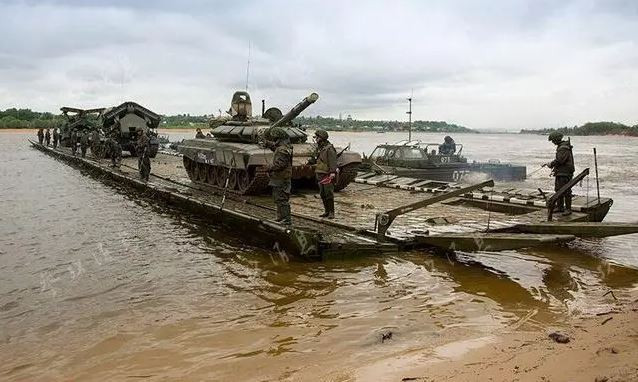 Những chiếc phà dã chiến này, không chỉ cung cấp cho Quân đội Nga phương tiện vượt sông thuận tiện, mà còn cho phép họ triển khai cầu phao dã chiến theo ý muốn; thậm chí còn hiện thực hóa chiến thuật linh hoạt “dùng một lần”.