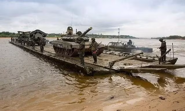 Những chiếc phà dã chiến này, không chỉ cung cấp cho Quân đội Nga phương tiện vượt sông thuận tiện, mà còn cho phép họ triển khai cầu phao dã chiến theo ý muốn; thậm chí còn hiện thực hóa chiến thuật linh hoạt “dùng một lần”.