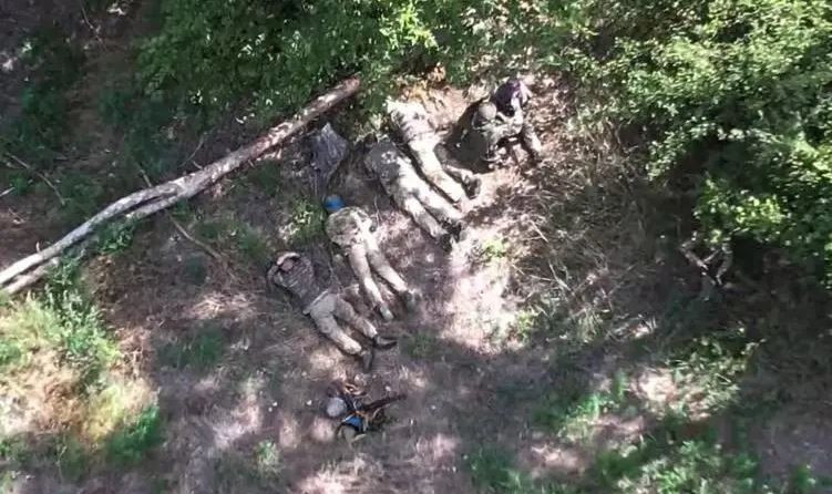 Những ngày qua, tại khu vực Kursk, quân Nga đã dựa vào chiến thuật cầu phao dã chiến này, để mở cuộc tấn công bất ngờ vào sườn phía tây khu vực chiếm đóng của quân Ukraine. Quân Nga lợi dụng sự tiện lợi và bí mật của cầu phao dã chiến, để nhanh chóng vượt sông và bất ngờ tấn công quân Ukraine. 