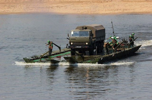 Từ quan điểm tuyên truyền, việc phá hủy cầu phao của Nga chắc chắn sẽ nâng cao tinh thần của Quân đội Ukraine và chứng tỏ hiệu quả chiến đấu cũng như quyết tâm của họ với thế giới bên ngoài. Tuy nhiên, từ góc độ thực tế, là giá thành của chiếc phao tương đối thấp và có thể dễ dàng sửa chữa hoặc thay thế nhanh chóng. 