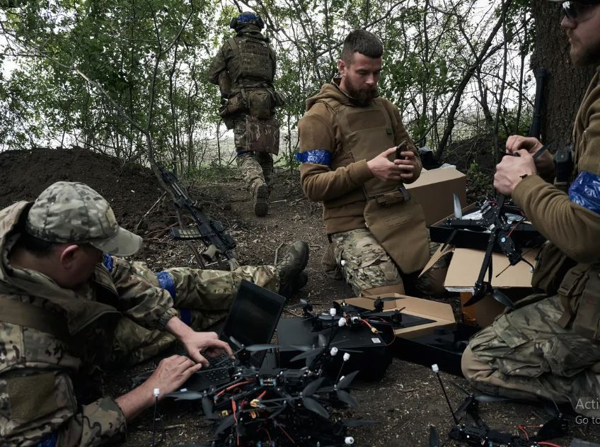 Ngoài ra có thông tin cho rằng, thiệt hại của Quân đội Ukraine tại Chasov Yar càng gia tăng, khi người đứng đầu nhóm sơ tán của quân Ukraine bị bắt ở Chasov Yar. Quân Nga đã tìm thấy một điện thoại thông minh có cài đặt phần mềm “Cây tầm ma” của người tù binh Ukraine này; từ đó cho biết vị trí của bộ binh, pháo binh, xe tăng và lực lượng dự bị của quân Ukraine tại Chasov Yar.