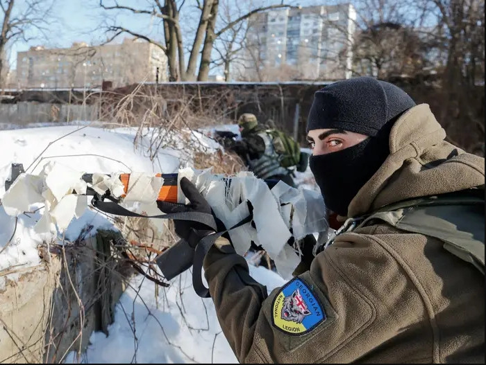 Khi cuộc xung đột Nga-Ukraine bước sang tuần thứ ba, vũ khí nước ngoài và số “quân tình nguyện quốc tế” đang gia nhập quân đội chính phủ Ukraine với số lượng ngày càng đông, để ngăn chặn bước tiến của quân đội Nga. Và khi giao tranh lan rộng, lực lượng này, ngày càng đóng một vai trò quan trọng.