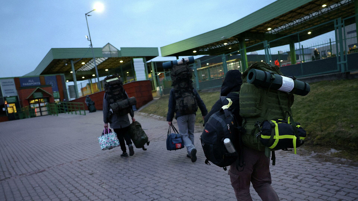 Theo một quan chức tại Đại sứ quán Ukraine ở Warsaw, số quân tình nguyện đến từ Belarus, Bỉ, Đức, Thụy Điển và hàng chục quốc gia khác, sẽ được tập trung tại Ba Lan. Đại sứ quán và lãnh sự quán Ukraine ở Ba Lan, sẽ có nhiệm vụ thu dung và cấp thị thực để nhập cảnh vào Ukraine qua đường bộ.