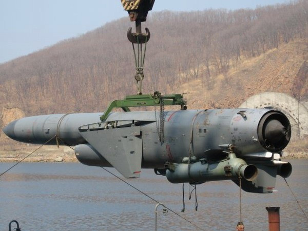 Nhưng hai loại tên lửa P-700 Granit và P-1000 Vulcan, dù mới hơn, nhưng vẫn tiếp tục được trang bị chính thức trên một số tàu chiến và tàu ngầm mới nhất của hải quân Nga. Do đó, tính khả thi của việc chuyển đổi chúng thành vũ khí tấn công trên bộ, ở một mức độ nào đó bị hạn chế.