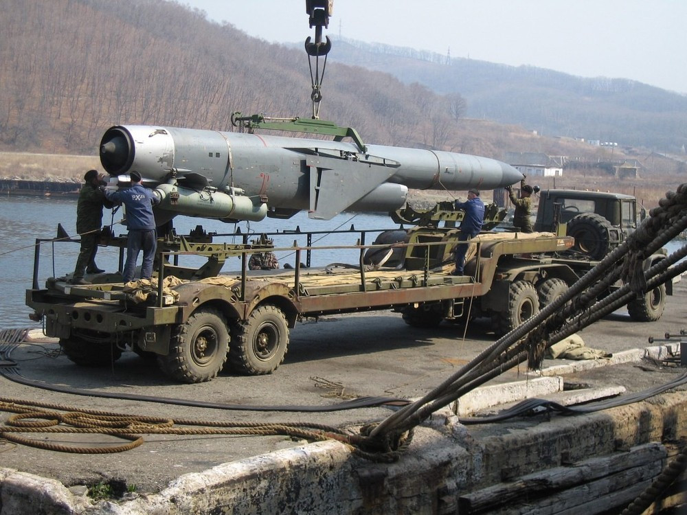 Tuy nhiên, việc chuyển đổi các tên lửa chống hạm sang mục tiêu trên mặt đất đặt ra một thách thức đáng kể, do địa hình đất liền phức tạp và đa dạng. Sự phức tạp của cảnh quan trên mặt đất đòi hỏi phải xem xét toàn diện và nâng cấp tiếp theo công nghệ tên lửa hiện có. 