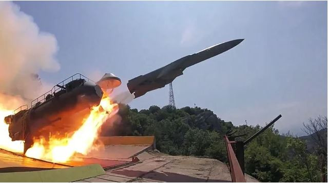 Lý do có thể do Nga đang thiếu tên lửa tấn công mặt đất, nhưng nhiều hơn là tận dụng những tên lửa chống hạm “khét tiếng một thời” này, cho nhiệm vụ tấn công mục tiêu mặt đất, khi niên hạn sử dụng của chúng cũng đã sắp kết thúc.