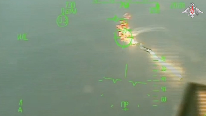 Màn hình video được cho là được quay từ buồng lái của một máy bay chiến đấu Su-30SM của lực lượng không quân hải quân Nga, với hình ảnh hiển thị trực diện trên kính ngắm của phi công.