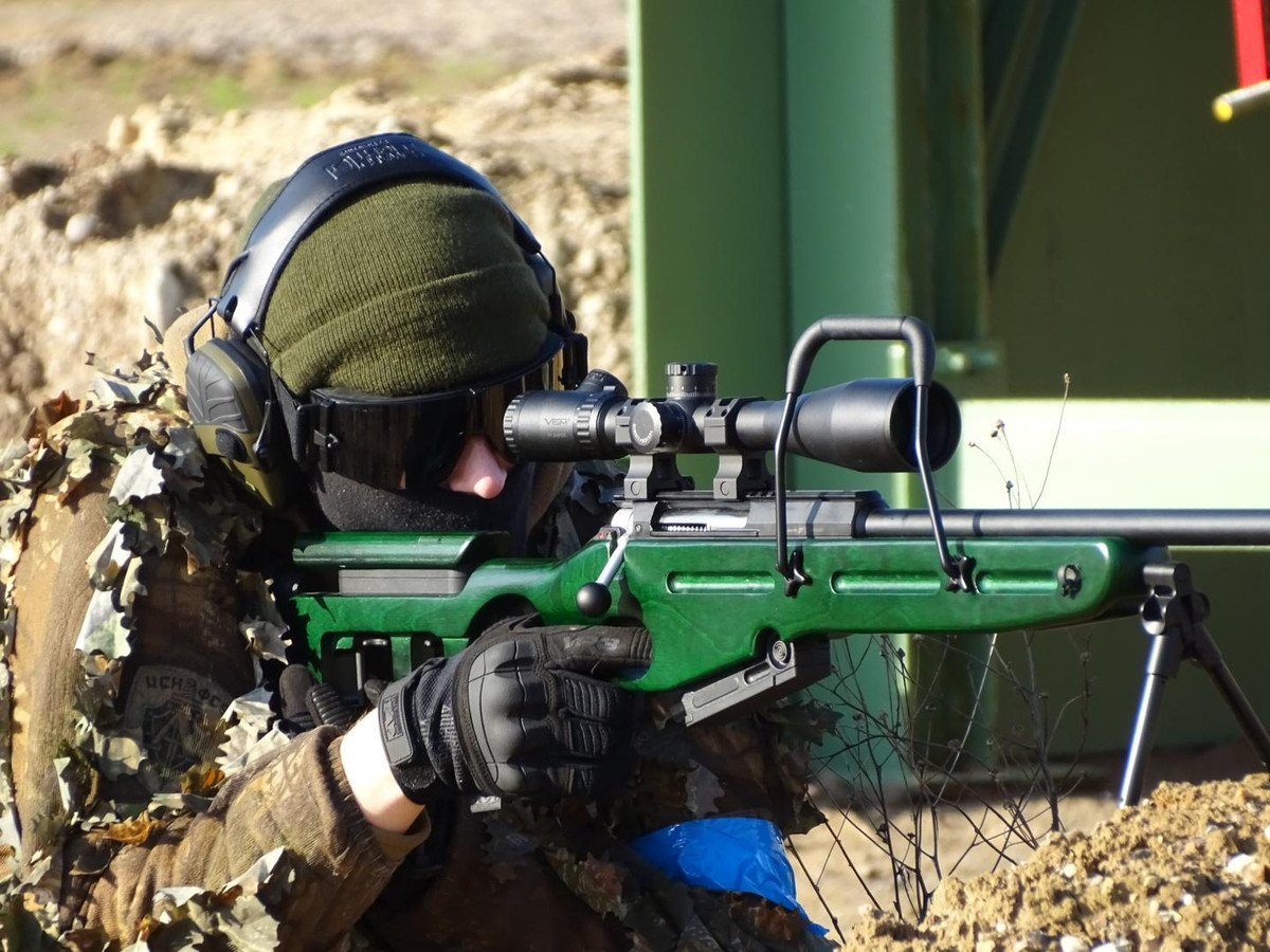 Và theo chuyên gian Alekseev, khẩu SV-98 có thể được gọi là vũ khí cho những người mới bắt đầu. Mặc dù theo thời gian, SV-98 hoàn thiện hơn so với các phiên bản cuối những năm 1990. Các kỹ sư đã thêm hợp kim khung nhôm vào phần báng của nó. Mức chính xác cao hơn, nhưng vẫn có những khẩu súng bắn tỉa tốt hơn trên thị trường.