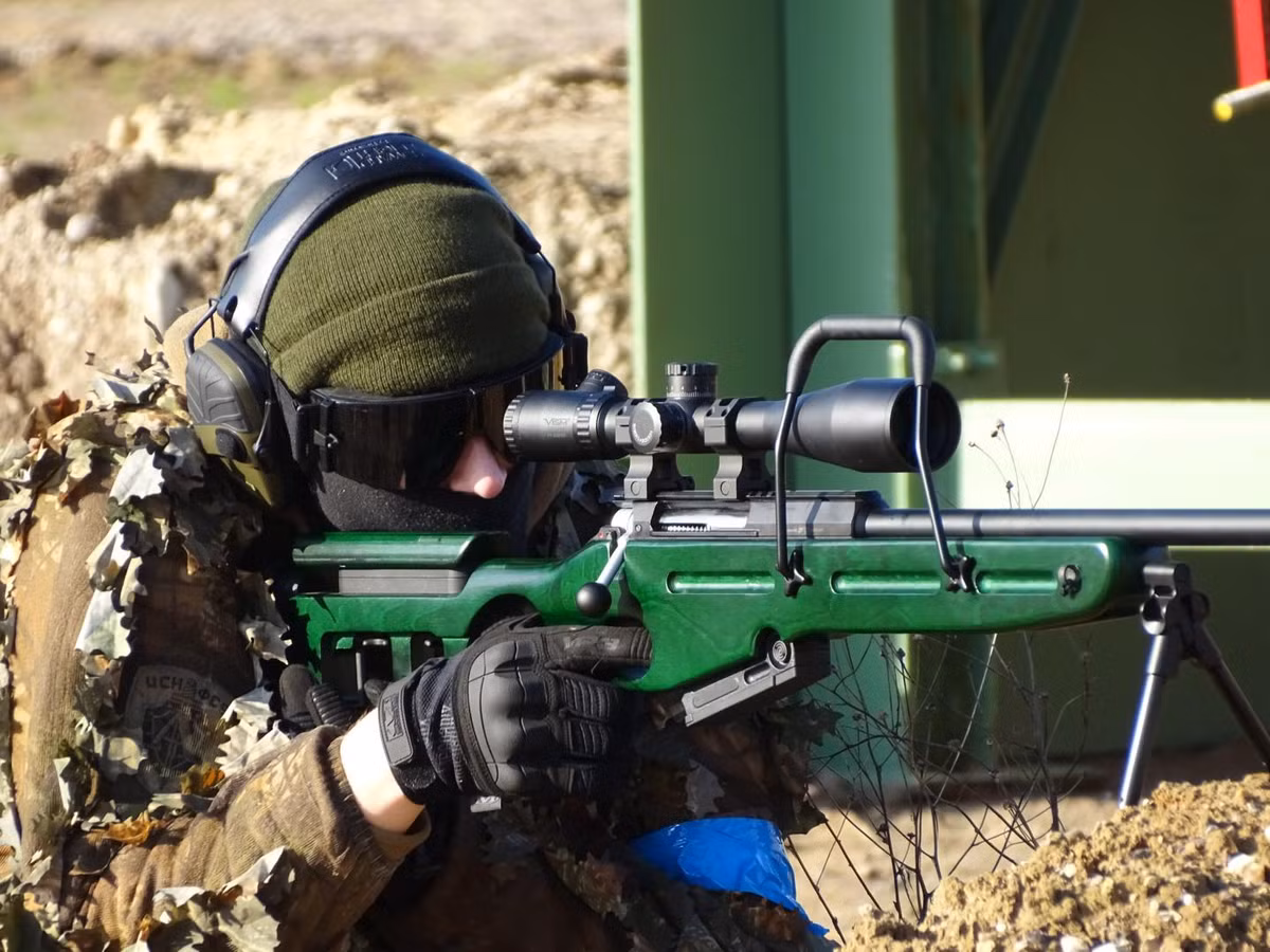 Và theo chuyên gian Alekseev, khẩu SV-98 có thể được gọi là vũ khí cho những người mới bắt đầu. Mặc dù theo thời gian, SV-98 hoàn thiện hơn so với các phiên bản cuối những năm 1990. Các kỹ sư đã thêm hợp kim khung nhôm vào phần báng của nó. Mức chính xác cao hơn, nhưng vẫn có những khẩu súng bắn tỉa tốt hơn trên thị trường.