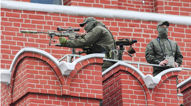 Khi T-5000 xuất hiện trên thị trường, Lực lượng an ninh Nga (FSB), đã nhanh chóng mua một số lượng lớn T-5000 cho các tay súng bắn tỉa của họ; và một năm sau, đội tuyển của lực lượng đặc nhiệm Alfa FSB, đã giành chiến thắng trong cuộc thi bắn tỉa quốc tế, với khẩu súng trường này.