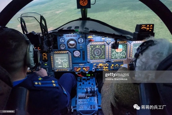 Để bảo vệ buồng lái, một lớp giáp bằng hợp kim titan nặng 1,48 tấn được thiết kế để làm lớp giáp bảo vệ. Do đó Su-34 có lực cản không khí rất lớn và trọng lượng riêng nặng hàng đầu; để tăng lực nâng, Su-34 phải lắp thêm cặp cánh mũi (cánh vịt).