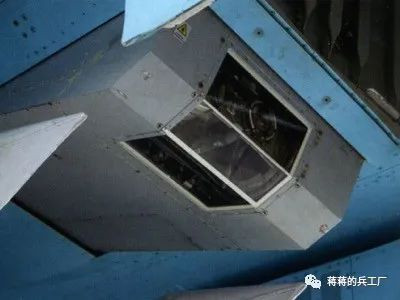 Ngoài radar, Su-34 còn trang bị hệ thống ngắm quang điện Platan, có thể thể theo dõi đồng thời 2 mục tiêu cùng một lúc; các mục tiêu nhỏ như xe bọc thép có thể phát hiện ở độ cao hàng nghìn mét. Nhưng do công nghệ quang điện tử của Nga còn lạc hậu, khiến hiệu suất của nó kém xa so với pod quang điện tử của phương Tây.