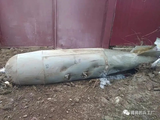 Trong chiến dịch quân sự đặc biệt của Nga tại Ukraine hiện nay, vũ khí không điều khiển vẫn được không quân Nga sử dụng với số lượng nhiều, dẫn đến là nạn nhân của tên lửa phòng không vác vai, được trang bị với số lượng lớn và rộng khắp trong lực lượng vũ trang Ukraine.