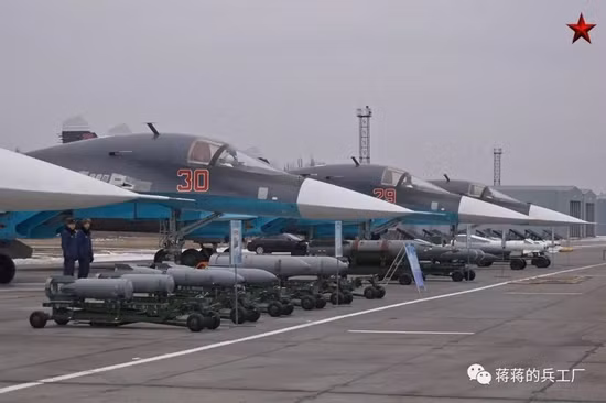 Như vậy Su-34 là một chiếc máy bay chiến đấu ném bom tiền tuyến theo quan niệm của Liên Xô; về cơ bản vẫn giữ nguyên hình dáng của Su-27, nhưng đã giảm mạnh về khả năng cơ động và tốc độ, do vậy được xếp vào hàng tiêm kích bom.