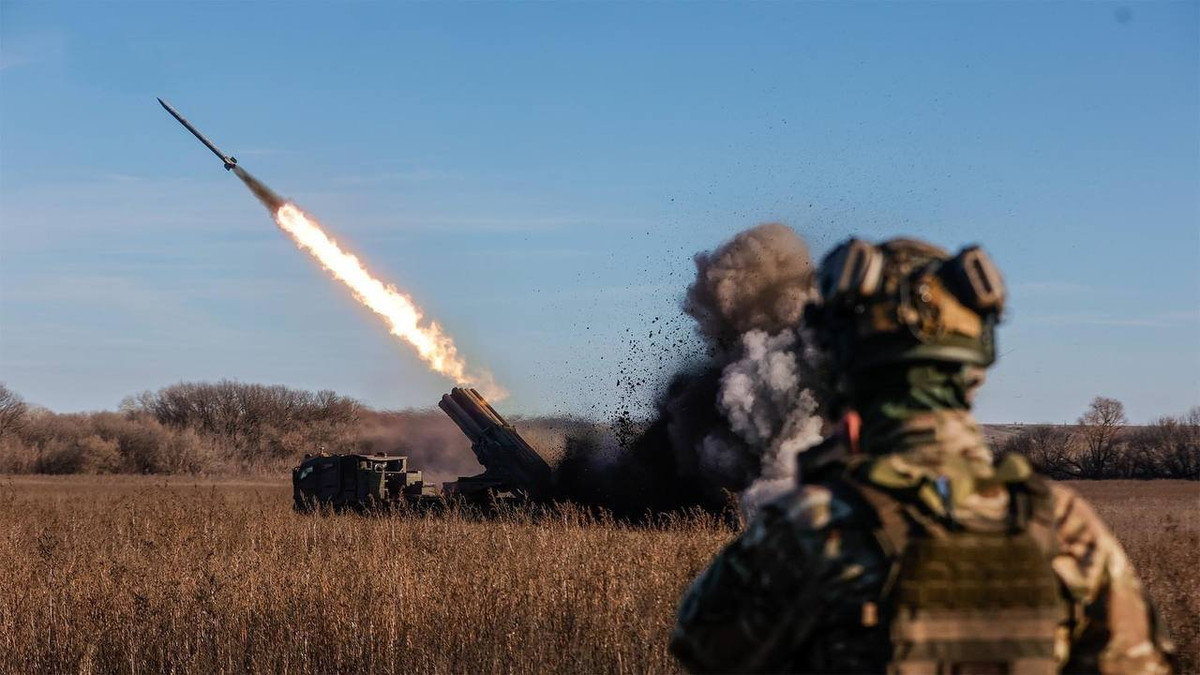 Ngoài ra, công ty KB "Pivdenne" của Ukraine đang phát triển các loại đạn mới với tầm bắn tăng lên tới 65 km cho hệ thống Bureviy như một phần của chương trình "Typhoon-2". Và nếu các công nghệ đã được thử nghiệm trên tổ hợp tên lửa Vilha được tích hợp vào loại đạn mới, thì Ukraine cũng sẽ có một loại HIMARS "mini".