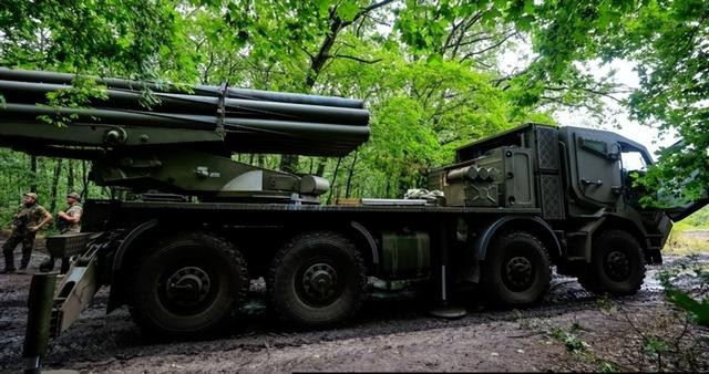 Loại pháo phản lực này là vũ khí tấn công tầm xa mới nhất do Ukraine phát triển, xuất hiện trên chiến trường vào tháng 6 năm nay, nó được đánh giá có tính năng ngang ngửa với loại MLRS tầm xa 220mm BM-27 "Hurricane" của Nga. Trên thực tế, MLRS Bureviy là phiên bản "nâng cấp" của bệ phóng tên lửa BM-27 Uragan của Liên Xô.