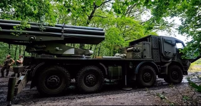 Loại pháo phản lực này là vũ khí tấn công tầm xa mới nhất do Ukraine phát triển, xuất hiện trên chiến trường vào tháng 6 năm nay, nó được đánh giá có tính năng ngang ngửa với loại MLRS tầm xa 220mm BM-27 "Hurricane" của Nga. Trên thực tế, MLRS Bureviy là phiên bản "nâng cấp" của bệ phóng tên lửa BM-27 Uragan của Liên Xô.