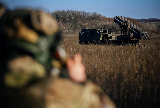 Tên lửa BM-27 có tầm bắn 35-40 km, trong khi đạn pháo Bureviy của Ukraine có tầm bắn 35-65 km và có thể phóng đạn nổ phá phân mảnh 9M27F HE-Frag, đạn không điều khiển 9M27K với đạn con phân mảnh 9M59 và 9M27K2, v.v.