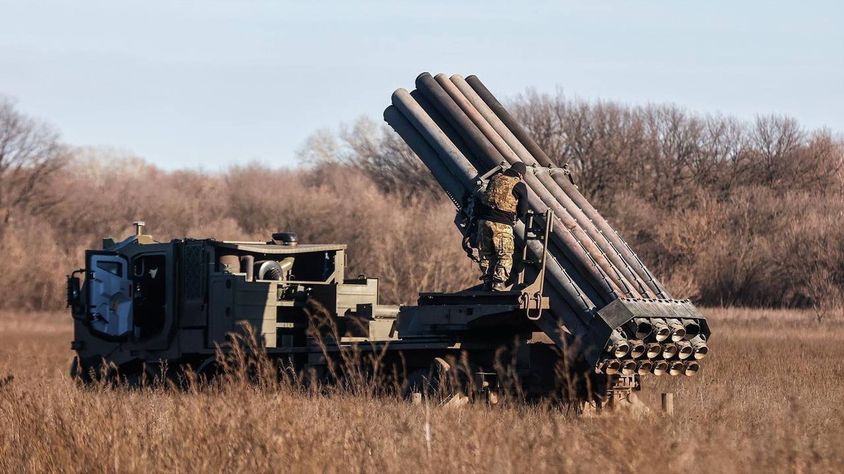 Vào ngày 27/12/2021, trong một tin tức liên quan, nhà máy cơ khí chính xác Shepetivka của Ukraine đã bắt đầu sản xuất pháo phản lực phóng loạt 220mm Bureviy, sử dụng khung gầm xe tải Tatra T-815-7 8×8 của Cộng hòa Séc. 