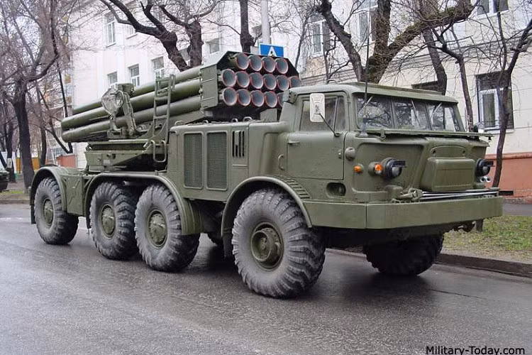 Trong Lữ đoàn pháo binh của Tập đoàn quân binh chủng hợp thành của Quân đội Liên Xô khi đó, được biên chế một tiểu đoàn pháo phản lực BM-27 mới được thành lập. Tiểu đoàn bao gồm sở chỉ huy tiểu đoàn và ba đại đội pháo; mỗi đại đội pháo có 8 bệ phóng và 16 xe tiếp đạn.