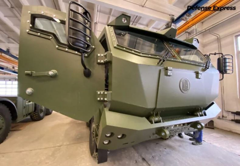 Khi Ukraine cải tiến pháo BM-27 thành Bureviy, họ đã sử dụng khung gầm xe tải quân sự thế hệ mới nhất của dòng Tatra T815, được trang bị cabin chở các thành viên trong khẩu đội. Cabin này được bọc thép, mỗi phía có hai cửa, vỏ giáp bọc cabin có thể chống được sức xuyên của đạn súng bộ binh 7,62mm và mìn có trọng lượng đến 8 kg TNT dưới bánh xe và sàn cabin.