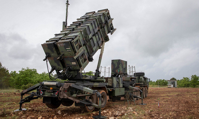 Quan sát màn thực chiến của tên lửa Patriot ở Ả Rập Saudi vào năm 2018, chuyên gia tên lửa Jeffrey Lewis thuộc Viện Nghiên cứu Quốc tế Middlebury tại Mỹ nhận định, "Nhiều khả năng không tên lửa Patriot nào bắn trúng mục tiêu". Theo hãng tin Mỹ ABC News, điều này đặt ra nghi vấn về khả năng chiến đấu của tổ hợp Patriot do Mỹ chế tạo.