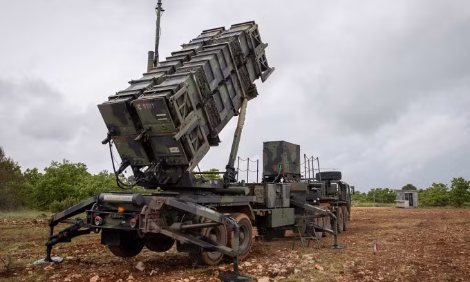 Quan sát màn thực chiến của tên lửa Patriot ở Ả Rập Saudi vào năm 2018, chuyên gia tên lửa Jeffrey Lewis thuộc Viện Nghiên cứu Quốc tế Middlebury tại Mỹ nhận định, "Nhiều khả năng không tên lửa Patriot nào bắn trúng mục tiêu". Theo hãng tin Mỹ ABC News, điều này đặt ra nghi vấn về khả năng chiến đấu của tổ hợp Patriot do Mỹ chế tạo.