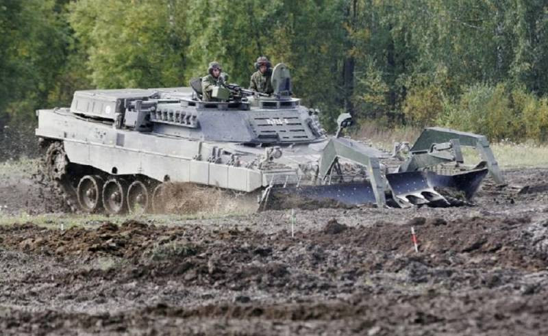 Phương tiện phá mìn hạng nặng (HMBV) được công ty Patria của Phần Lan phát triển, để đáp ứng các yêu cầu hoạt động của Quân đội Phần Lan. Phương tiện HMBV này còn được gọi với tên khác là Leopard 2R. Ảnh: Military Today.