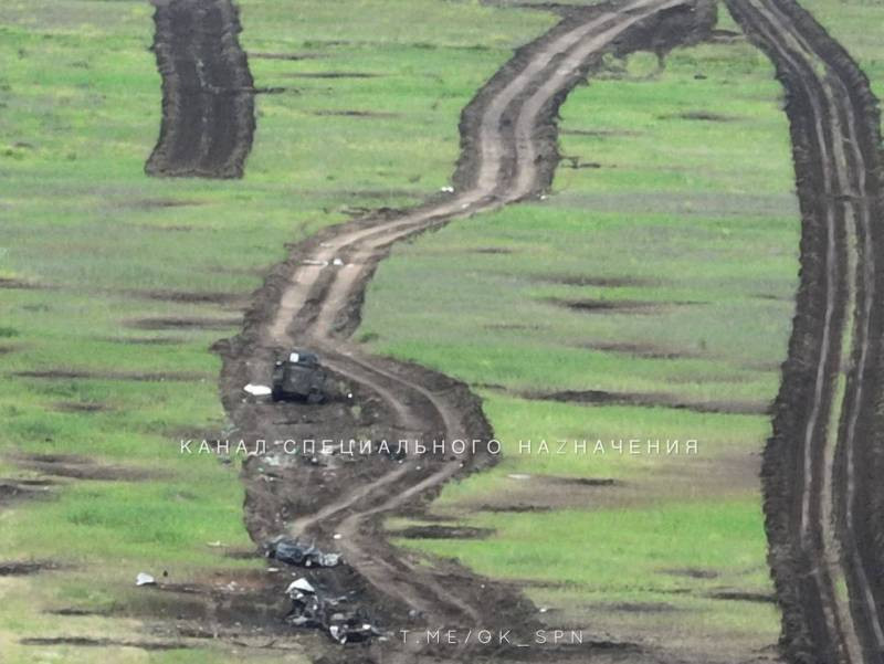 Từ cảnh quay từ UAV cho thấy phần còn lại của ba chiếc xe phá mìn Leopard 2R HMBV, hai xe tăng Leopard 2A6, hai xe chiến đấu bộ binh M2 Bradley; cũng như một xe kháng mìn (MRAP) International MaxxPro và một xe cứu kéo Bergepanzer 3 Büffel ARV. Ảnh: SPN.