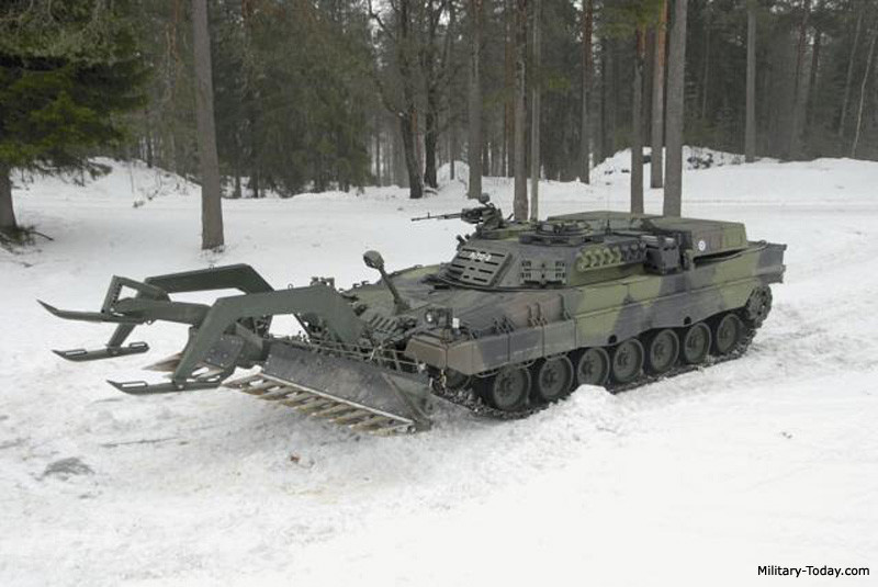 HMBV sử dụng khung gầm xe tăng Leopard 2A4 MBT đã được tân trang lại. Tháp pháo đã bị loại bỏ và thay thế bằng tháp pháo mới nhưng không quay được. Công ty Pearson Engineering của Anh đã cung cấp một bộ thiết bị rà phá bom mìn hoàn chỉnh. Ảnh: Military Today.