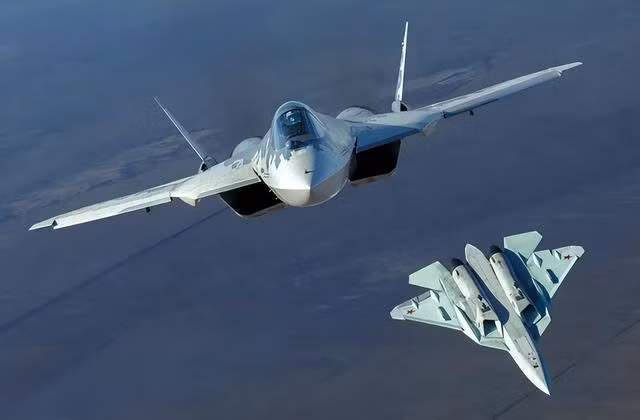Su-57 là loại máy bay chiến đấu tiên tiến nhất đang phục vụ trong Quân đội Nga, có thể sánh ngang với tiêm kích tàng hình thế hệ thứ 5 F-22 của Mỹ, có khả năng tác chiến đa năng tiêu diệt các mục tiêu mặt đất, trên biển và trên không.