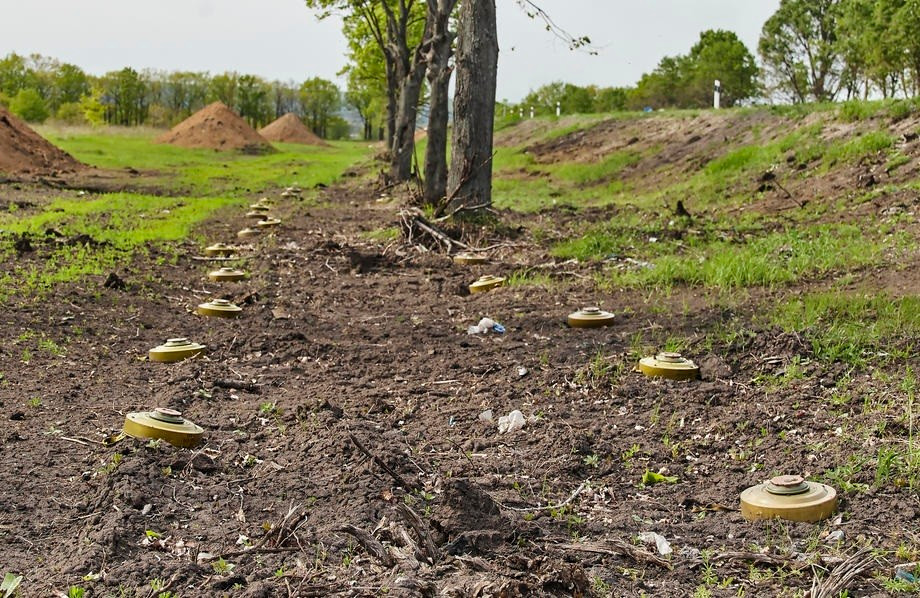 Bên cạnh đó kíp xe tăng nên cố gắng tránh các khu vực nguy hiểm khi di chuyển, đặc biệt là các khu vực nghi ngờ có bãi mìn; điều này có thể làm giảm nguy cơ xe vướng phải mìn; do vậy phải bố trí các đội công binh chuyên trách rà phá mìn ở các khu vực mà xe dự kiến di chuyển.
