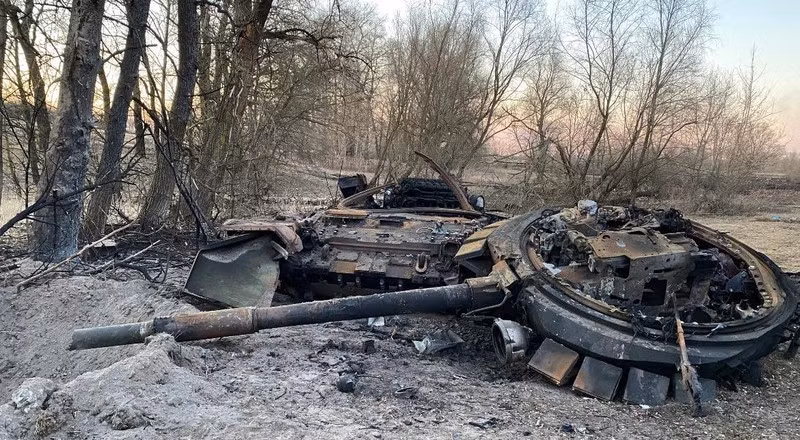 Khi thoát ra ngoài, các thành viên trong kíp xe phải giúp đỡ lẫn nhau để đảm bảo rằng mọi người có thể thoát khỏi xe một cách thuận lợi. Nếu ai đó bị thương hoặc không thể di chuyển, những người cần giải cứu kịp thời.