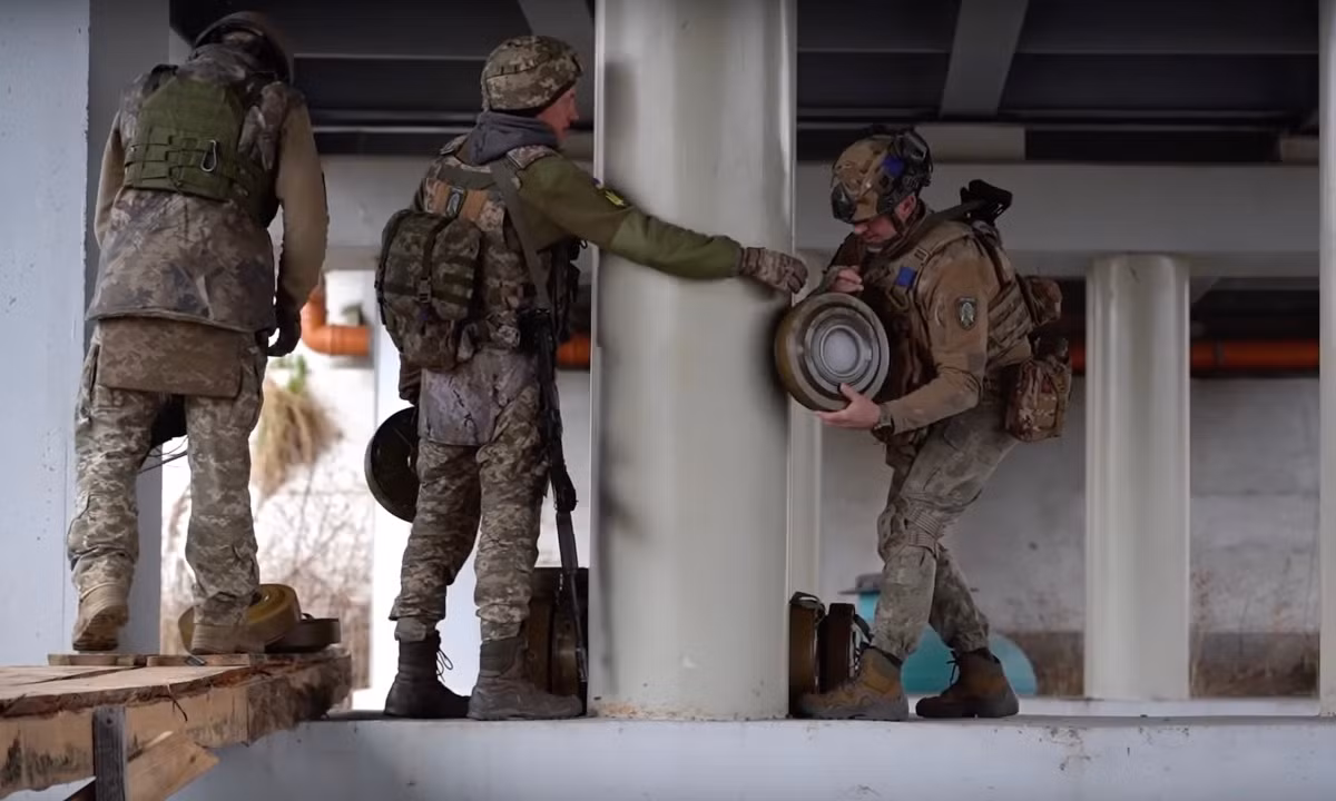 Nếu xe tăng nghi ngờ gặp phải bãi mìn chống tăng, người lái nên dừng lại ngay lập tức và tránh đi tiếp. Khi xe tăng bị trúng mìn, kíp xe nên nhanh chóng cúi đầu xuống để tránh thiệt hại do mảnh vỡ và sóng xung kích; đồng thời nhanh chóng thoát ra khỏi xe theo lối gần nhất càng nhanh càng tốt.