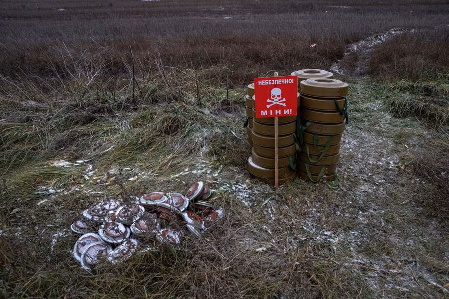 Những quả mìn chống tăng thường đủ sức nổ để phá hủy hoặc thậm chí làm hư hại nặng một chiếc xe tăng chiến đấu chủ lực. Mìn chống tăng có thể được kích nổ bằng nhiều phương tiện khác nhau, chẳng hạn như kích nổ bằng áp suất, từ trường, hồng ngoại…; nhưng thông thường là loại đè nổ.