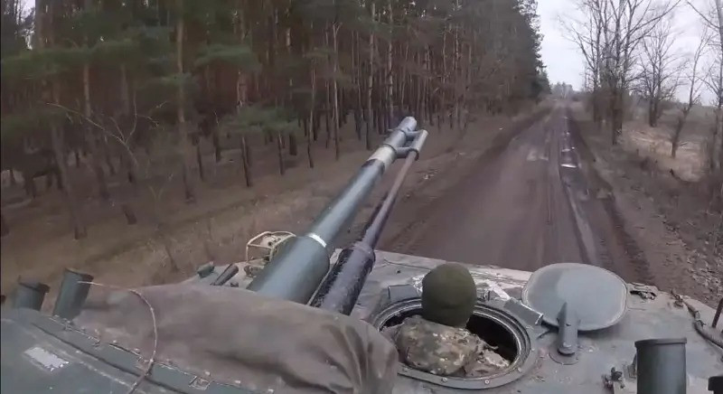 Thứ hai, từ ngôi làng này đến xa lộ có một tuyến đường khác, ngược lại về đặc điểm. Sông Loknya chảy qua Sverdlikovo, rẽ về phía nam dọc theo khe núi; có nhiều thảm thực vật mọc trên đó, giúp che giấu việc cơ động quân. Hành lang khó nhìn thấy từ bên ngoài, rộng khoảng 100m ở những nơi hẹp nhất và tới nửa km ở những chỗ rộng nhất. Hành lang này kéo dài đến làng Basivka thuộc vùng Sumy, trên lãnh thổ Ukraine. 