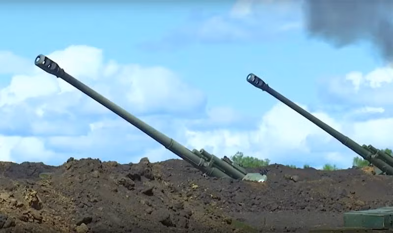 Trước khi xung đột Nga-Ukraine bùng nổ, Quân đội Nga có tổng cộng gần 6.000 pháo cỡ lớn và pháo phản lực phóng loạt đang hoạt động. Theo đánh giá của các chuyên gia quân sự, khoảng 4.700 khẩu pháo các loại đã được đưa vào chiến trường Ukraine.