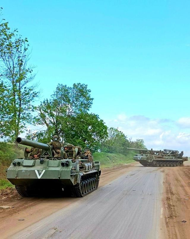 Trong trận chiến pháo binh ở vùng Donbass, Quân đội Nga có các loại lựu pháo tự hành 2S1 "Carnation" cỡ nòng 122mm, 2S3 "Acacia" cỡ nòng 152mm và lựu pháo tự hành 2S7M "Peony" cỡ nòng 203mm; đều được phát triển trong những năm 1960 và 1970. Ngoài ra các loại pháo xe kéo của Nga, cũng đóng một vai trò quan trọng.